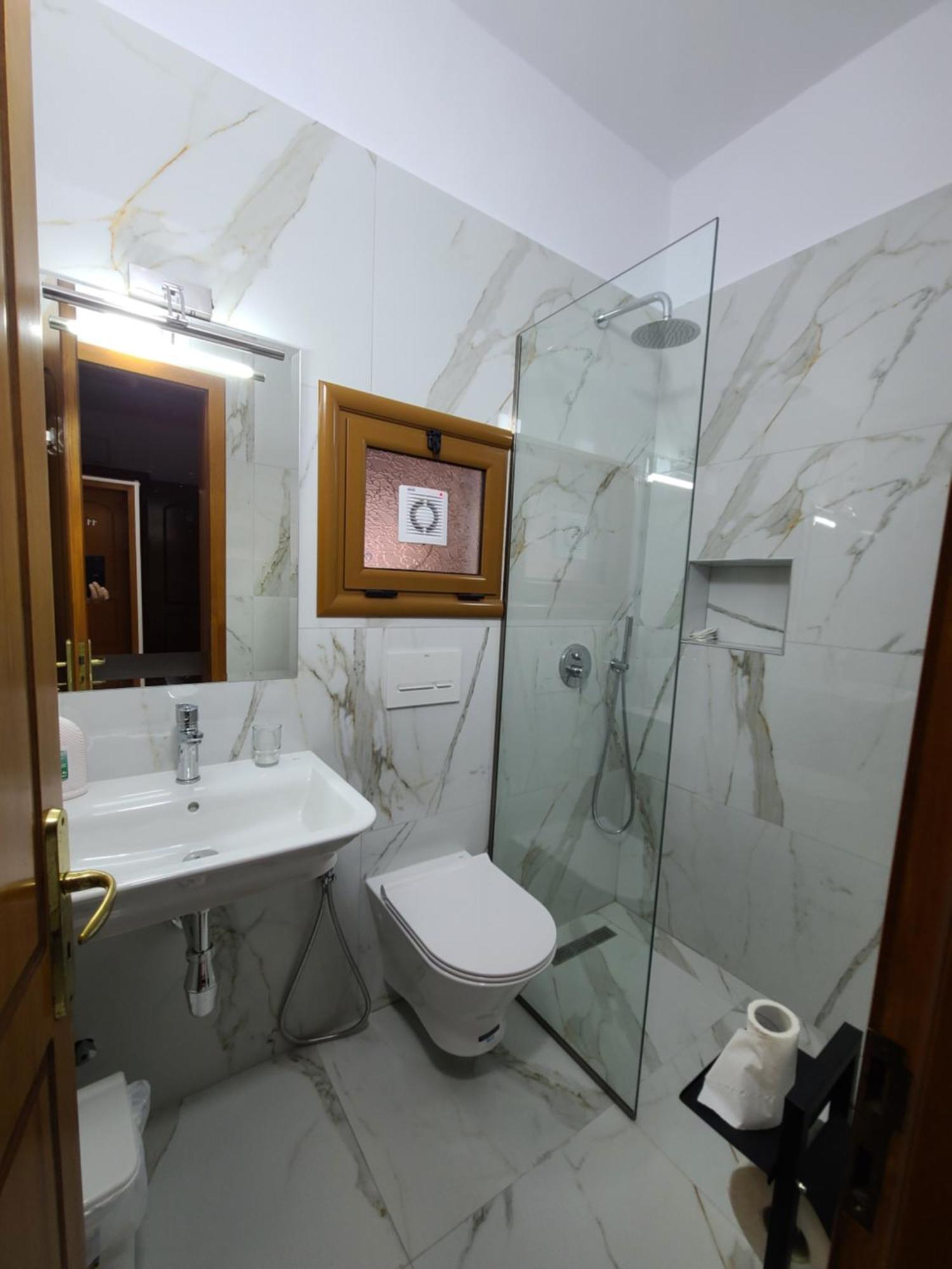 Hotel Martini Vlorë エクステリア 写真